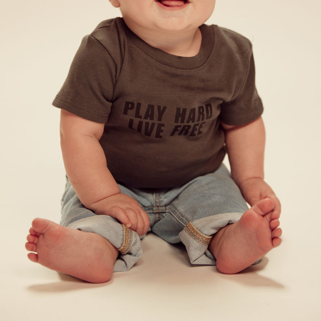 INFANT ORGANIC COTTON TEE: Play Hard Live Free