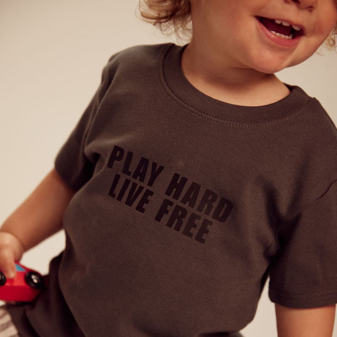INFANT ORGANIC COTTON TEE: Play Hard Live Free
